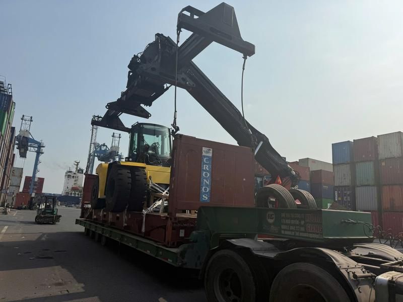 Xe nâng Hyster 28 tấn trên Flat Rack