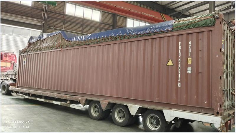 Cẩu hạ kiện hàng ban đêm