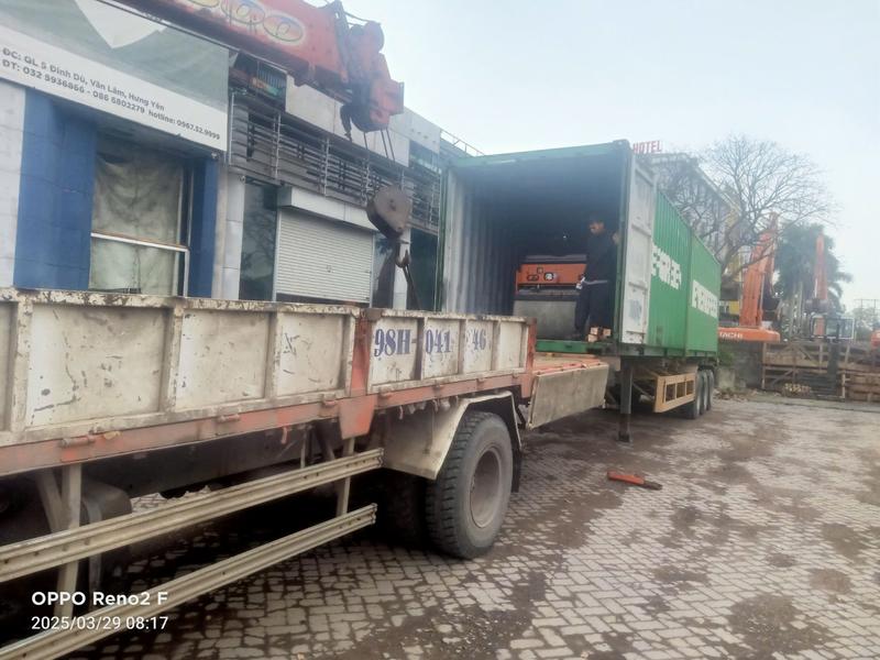 Dỡ xe nâng người từ container