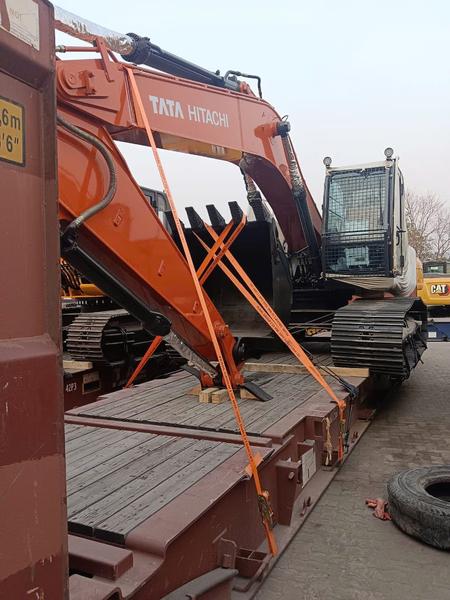 Máy đào Tata Hitachi trên Flat Rack