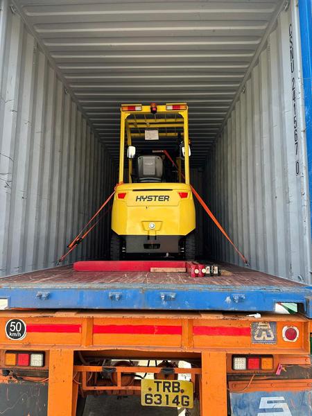 Xe nâng Hyster trong container