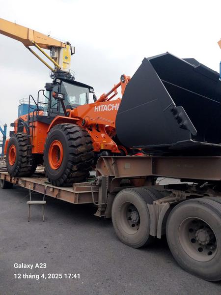 Xe xúc lật Hitachi trên trailer